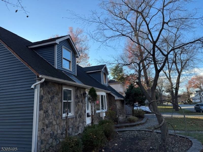 CONTRACTORS WELCOME BACK ON THE MARKET Buyer Could not Perform Partial EXTENSIVE FIRE DAMAGE, STONE VINYL Siding 3 BEDROOM POSSIBLE 4 BEDROOM, 100x175 OPEN LOT, MULTI LEVEL DECK, BIG BACKYARD, ...