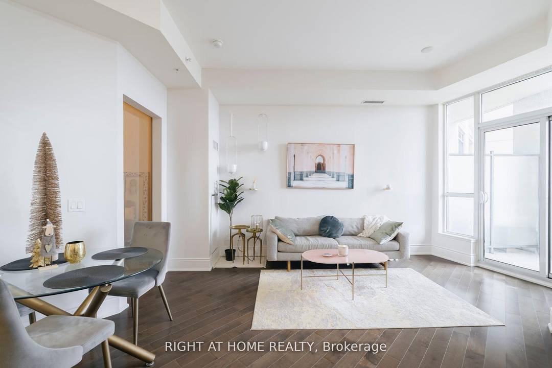 Midtown Luxury Lower Penthouse 1 Bed with 10 ft ceiling in a 10 storey boutique building.