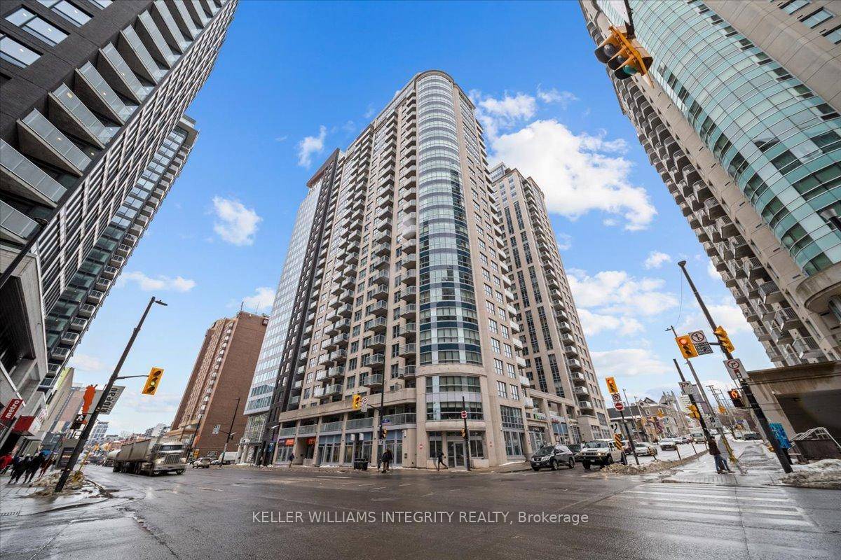 Welcome home to this bright and spacious 1 bedroom den corner unit at Claridge Plaza 3 in Ottawa's ByWard Market.