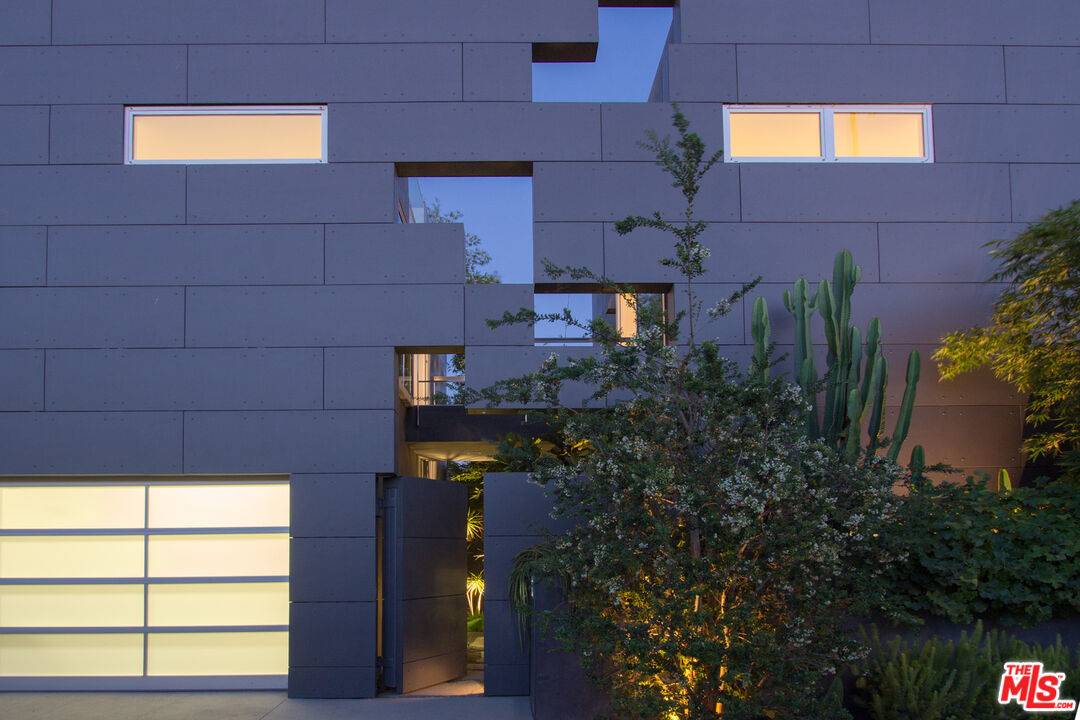 1201  CABRILLO AVE 3BR Marina Del Rey La