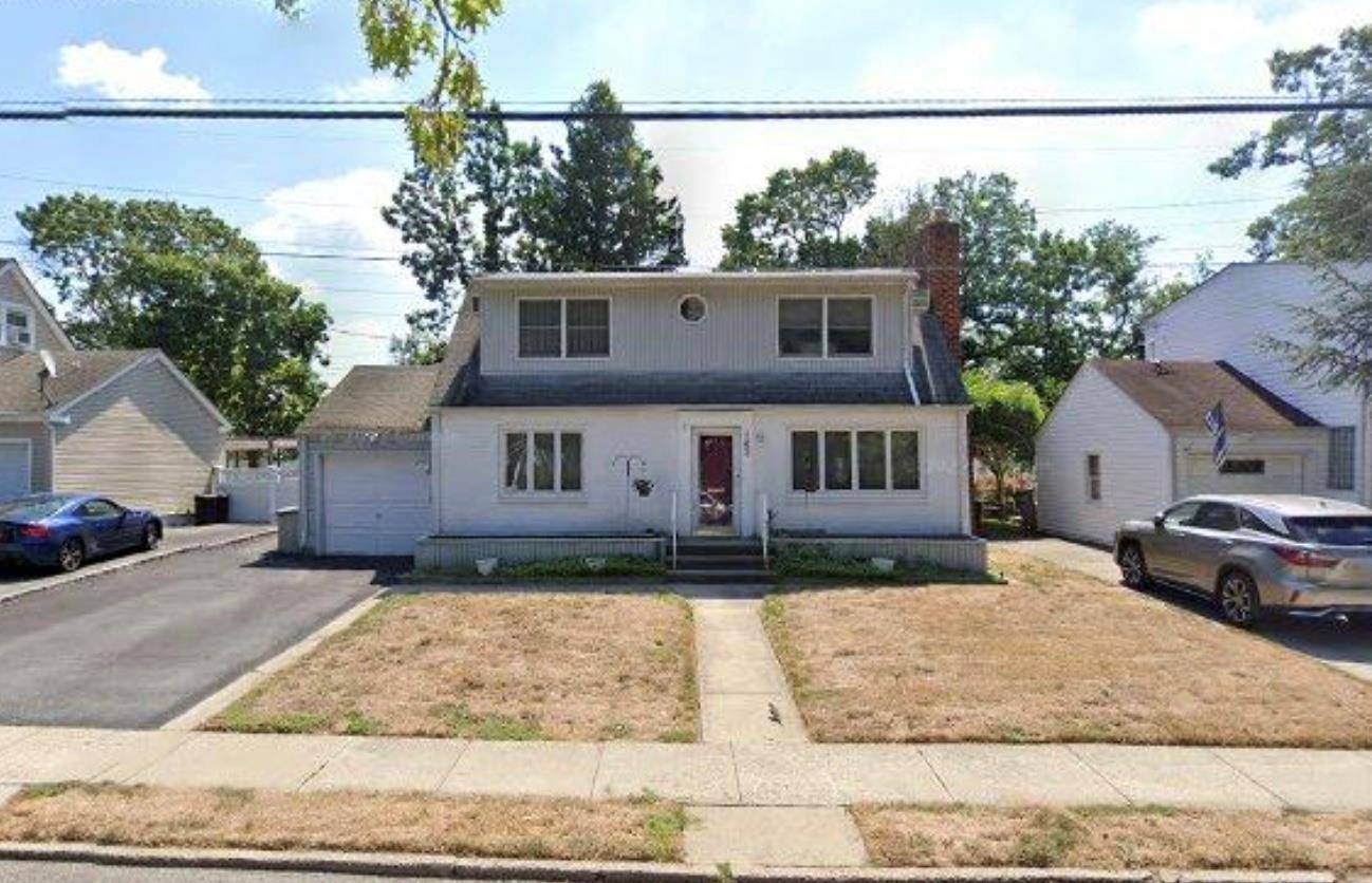 Welcome home to this 1 family detached colonial located in Malverne next to Westwood Park and less than a mile to Valley Stream, LIRR stop.