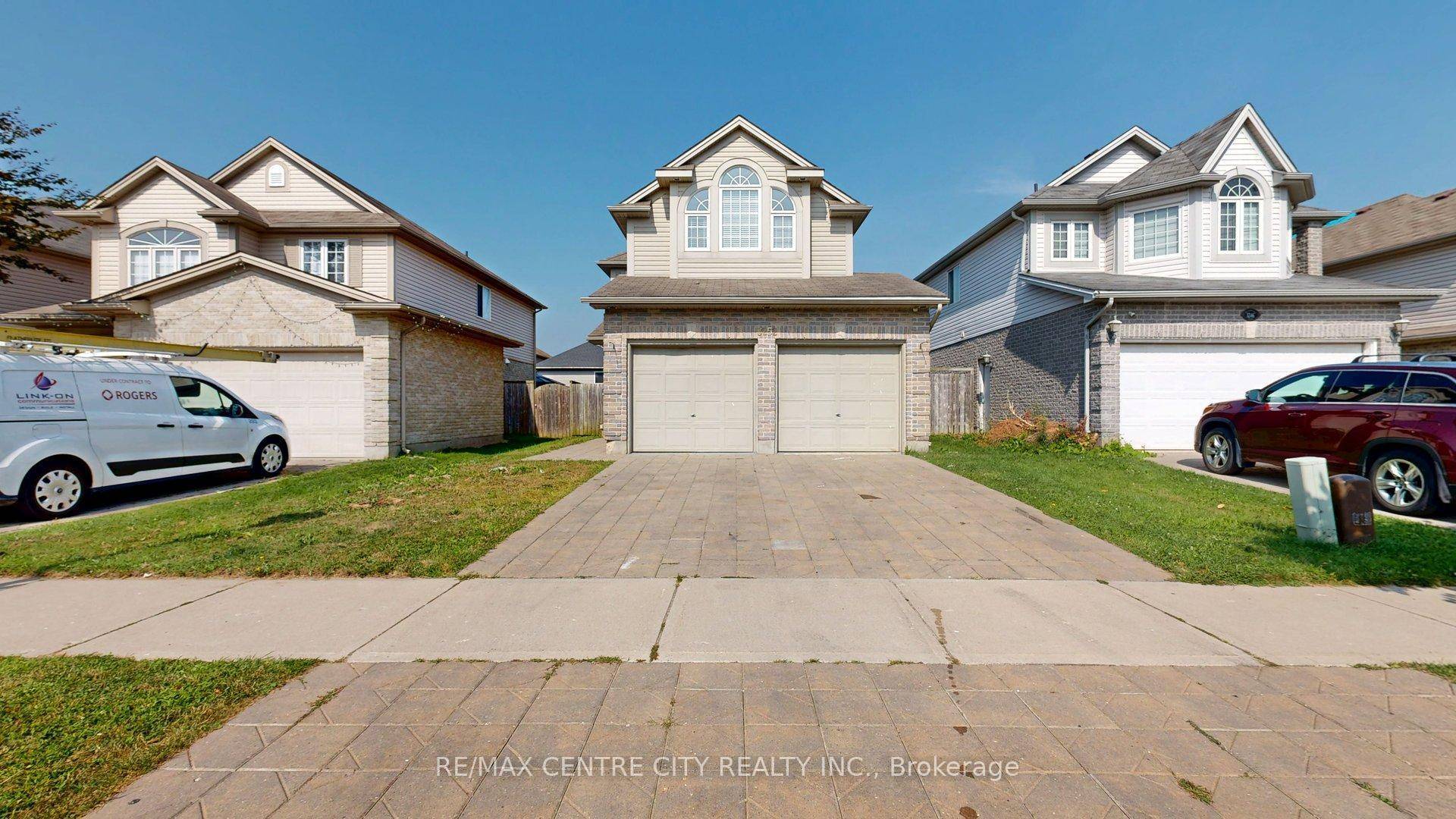 Beautiful newly renovated lower unit with large windows looking for a new tenant available now !