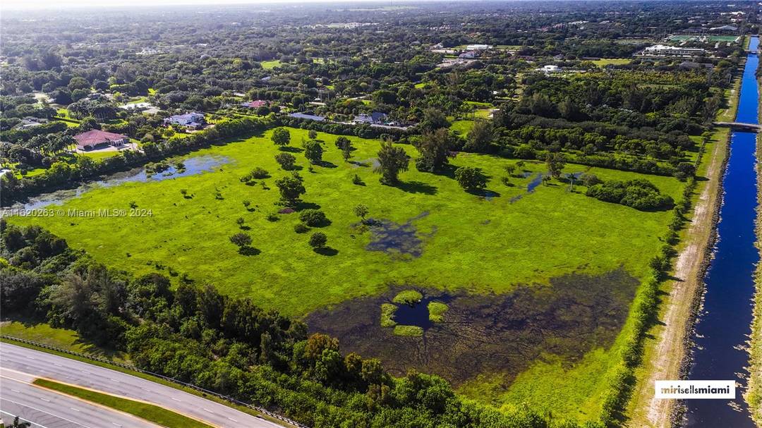 PRIME LOCATION A HUGE PARCEL !