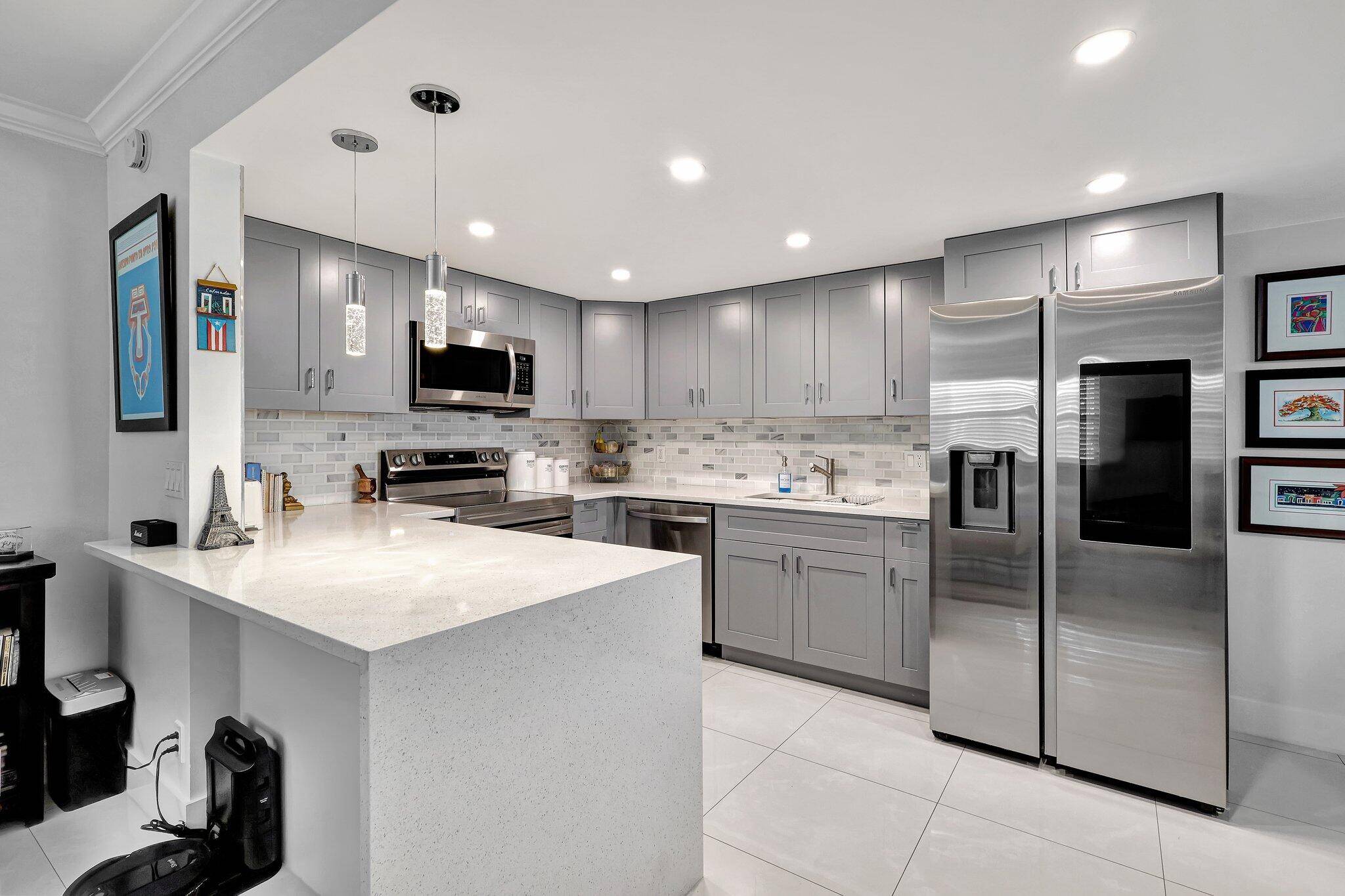WOW WOW WOW ! ! Come take a look at this amazing custom designer ground floor 1 Bed 1.