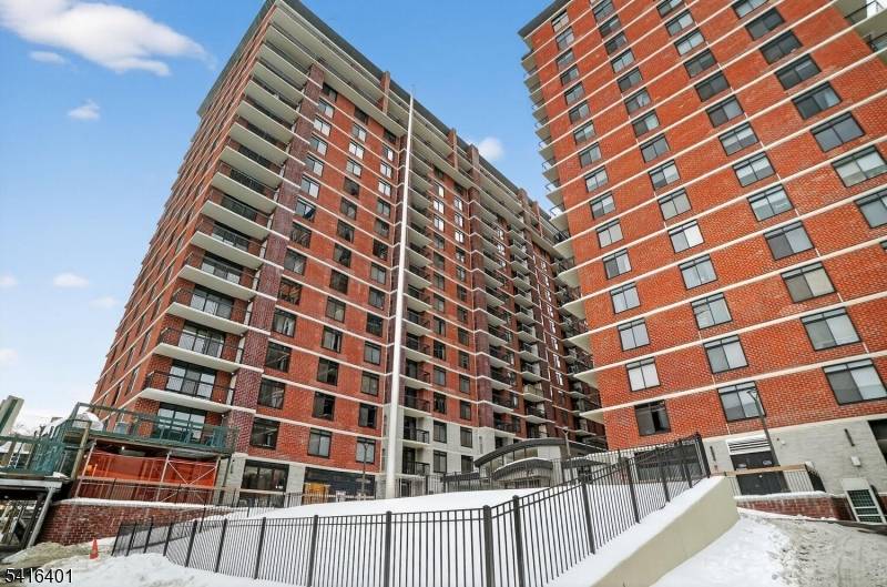 Welcome to this beautifully maintained 2 bed, 2 bath condo in Hoboken's prestigious Sky Club.