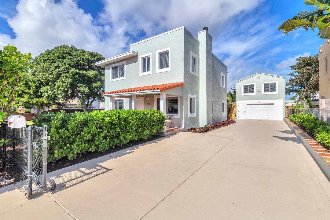 Amazing 8 bedroom, 5 bath compound on a double lot with a gorgeous swimming pool.