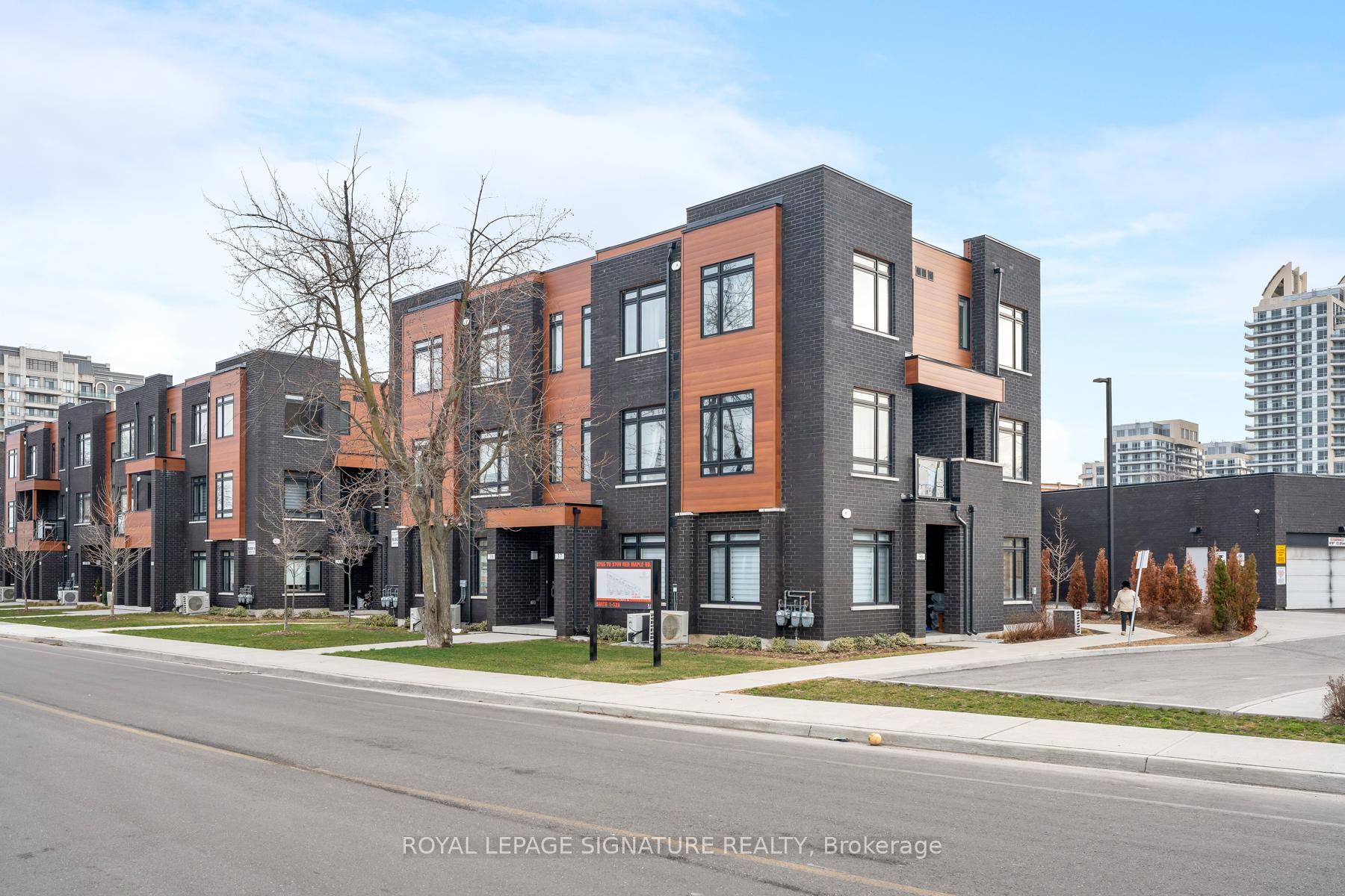 Executive 2 Bedroom, 3 Bathroom Condo Townhouse in Richmond Hill.