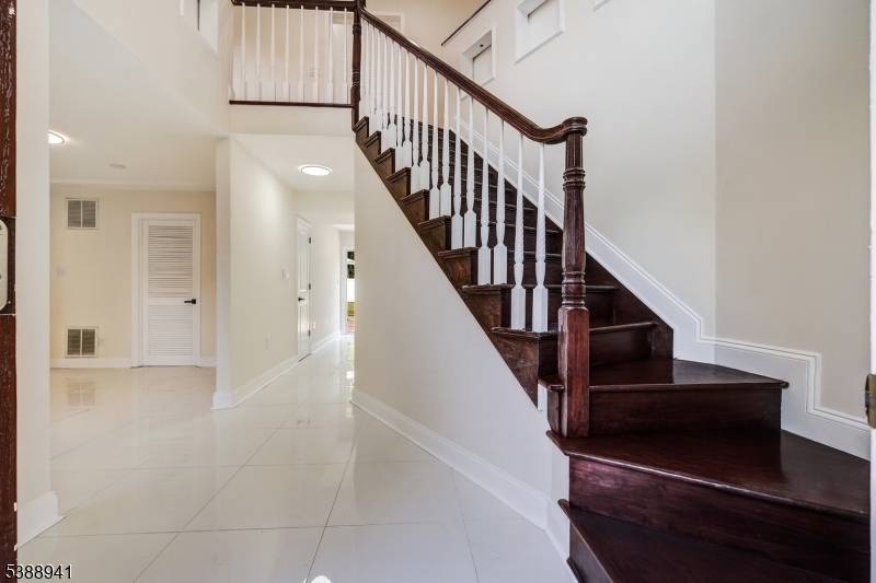 6 Bed 6 Bath 4, 000 Sq. Ft.