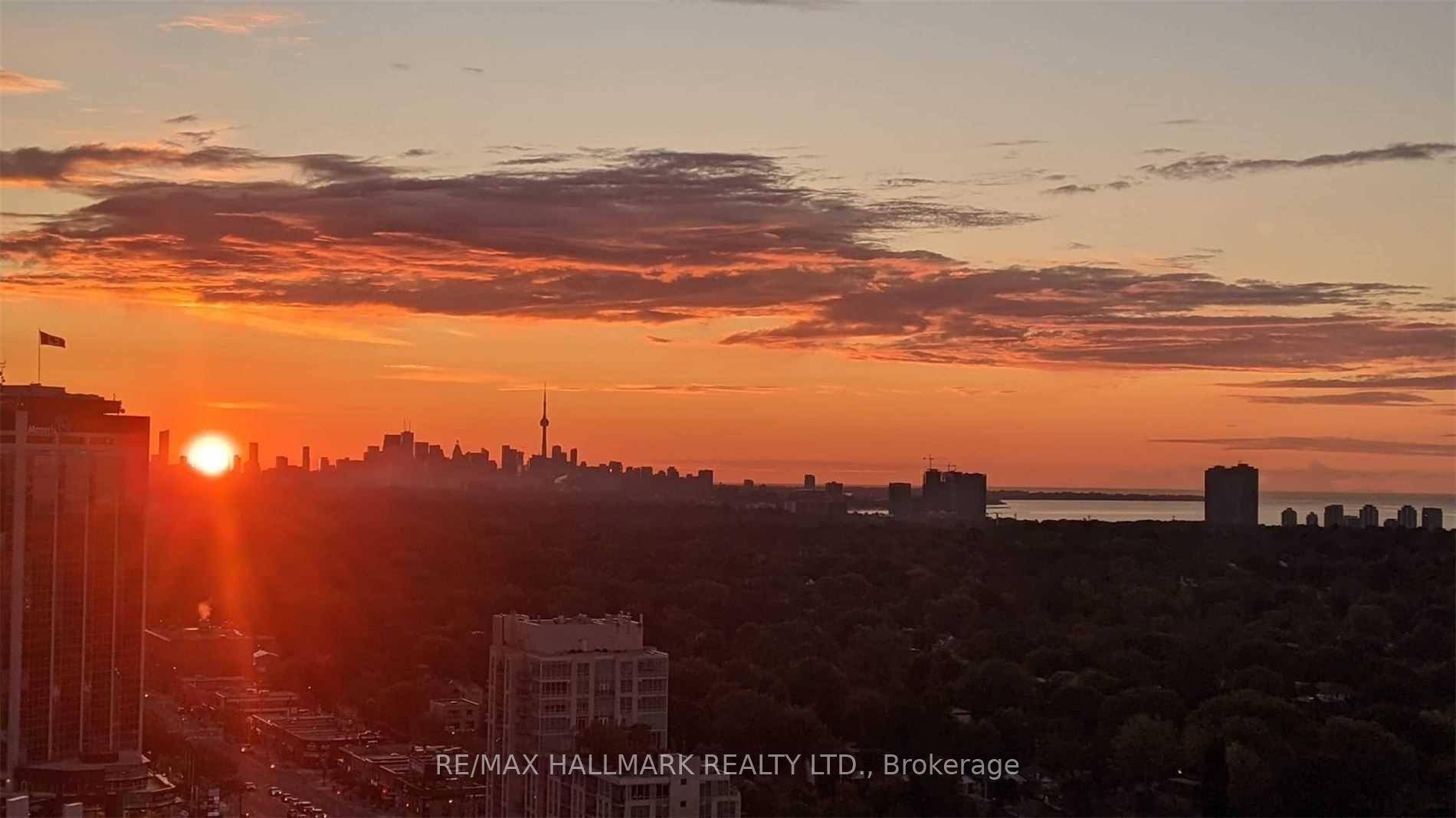 Bright, Spacious, Open 1 Bedroom Condo On Penthouse Level !