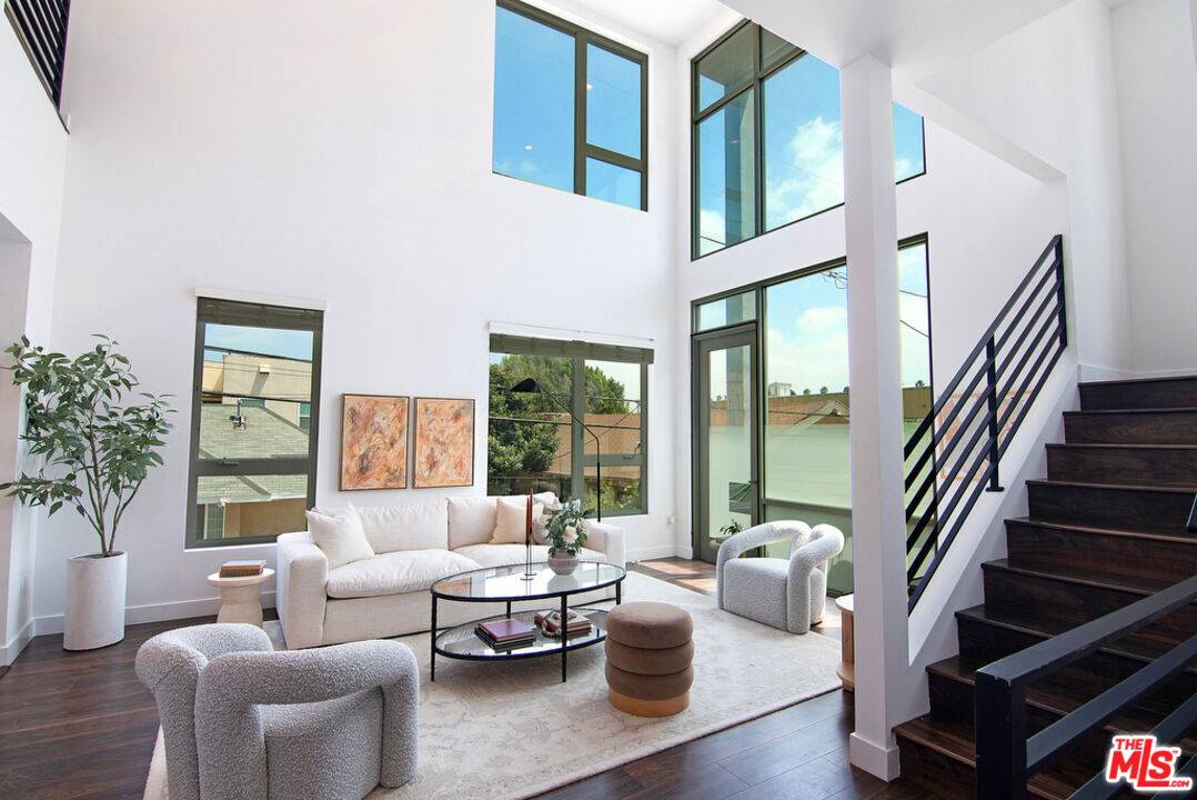 6014 W Beachwood Ln 3.0 Hancock Park LA