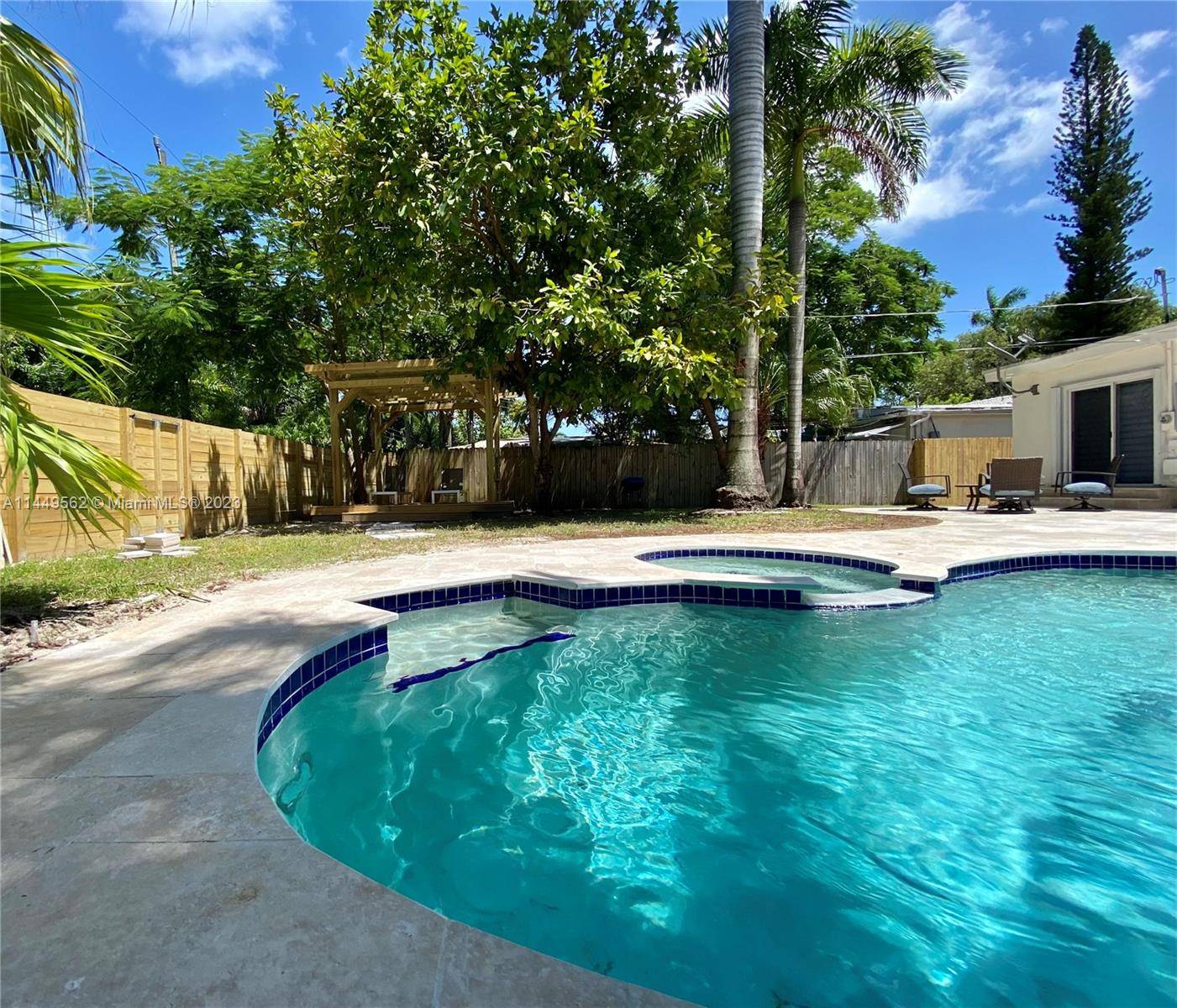 This beautiful 4 Bedrooms, 3 Baths, with a Pool, and Hot Tub house is 5min away from the Beach !