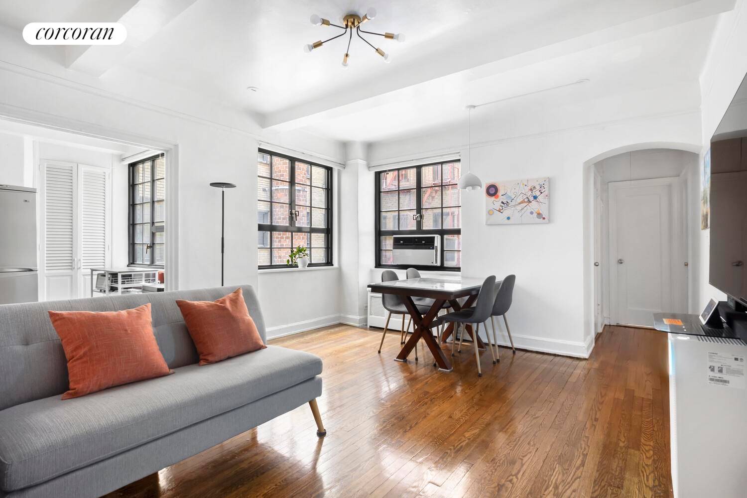 Spacious 1BR at the Midtown Manor cooperative !