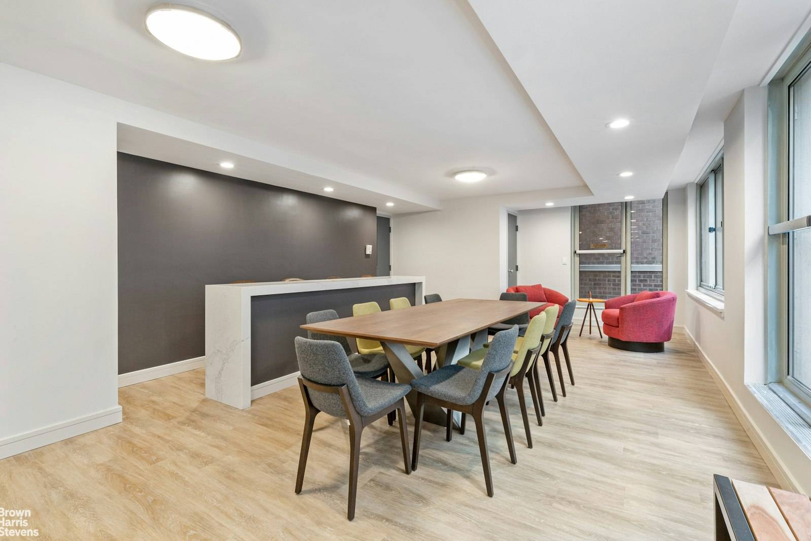 Welcome to Apartment 26E at 333 East 45th Street, nestled in the vibrant Middle East Side neighborhood !