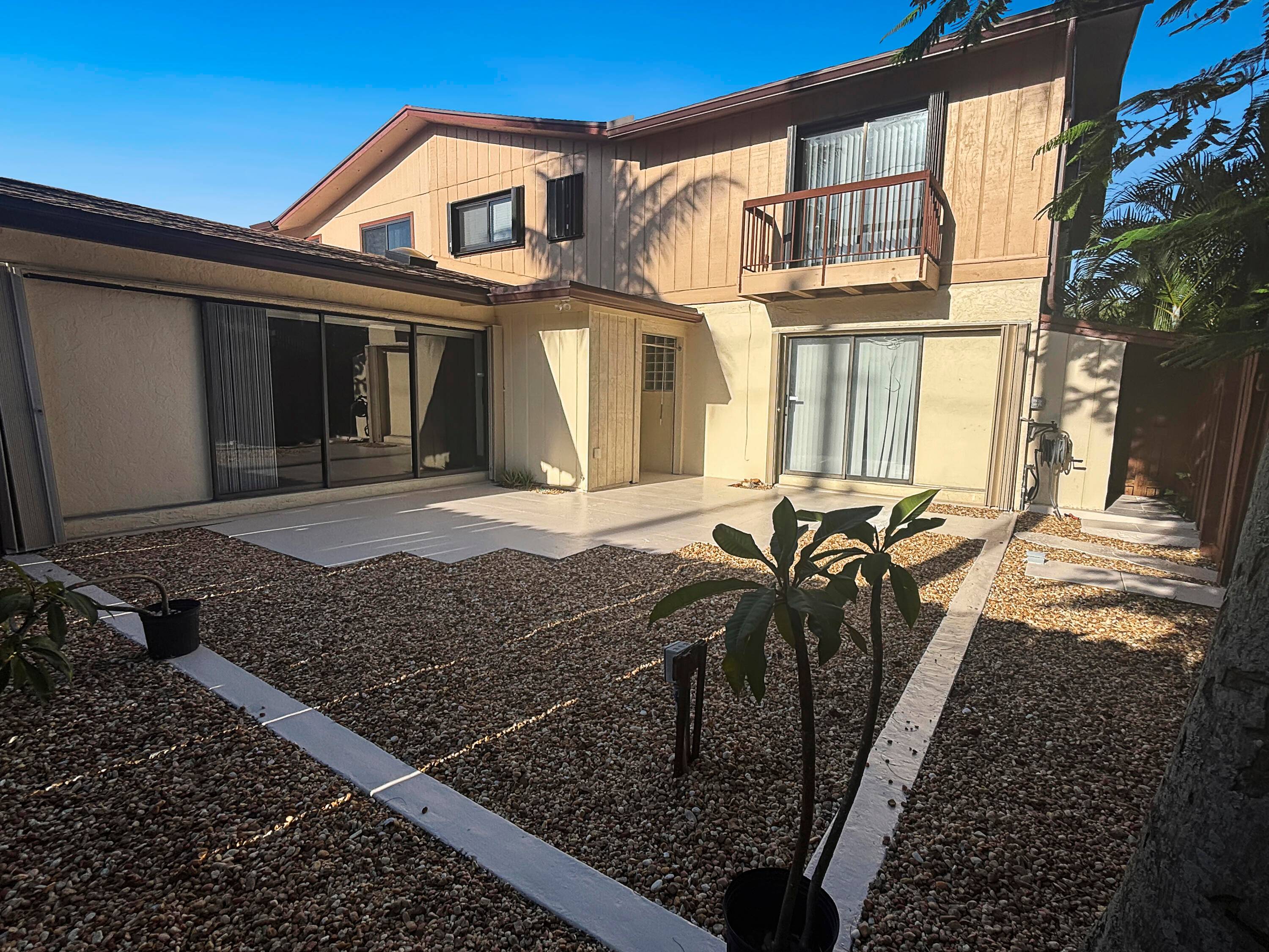 Gorgeous spacious 3 bedroom townhouse with tons of upgrades.