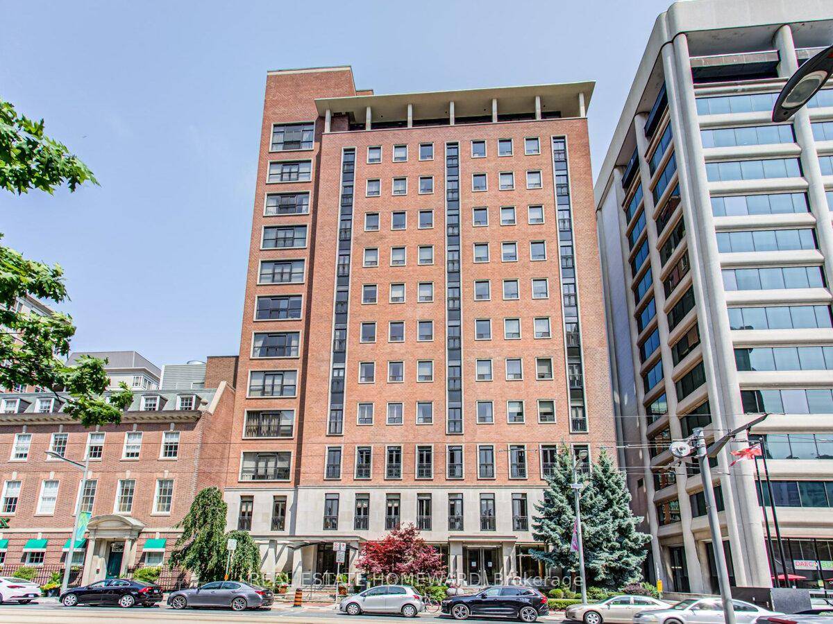 'A Touch of Manhattan in Midtown Toronto' Luxury, privacy, and style define this rare 2 bedroom suite in one of Midtowns premier boutique buildings.