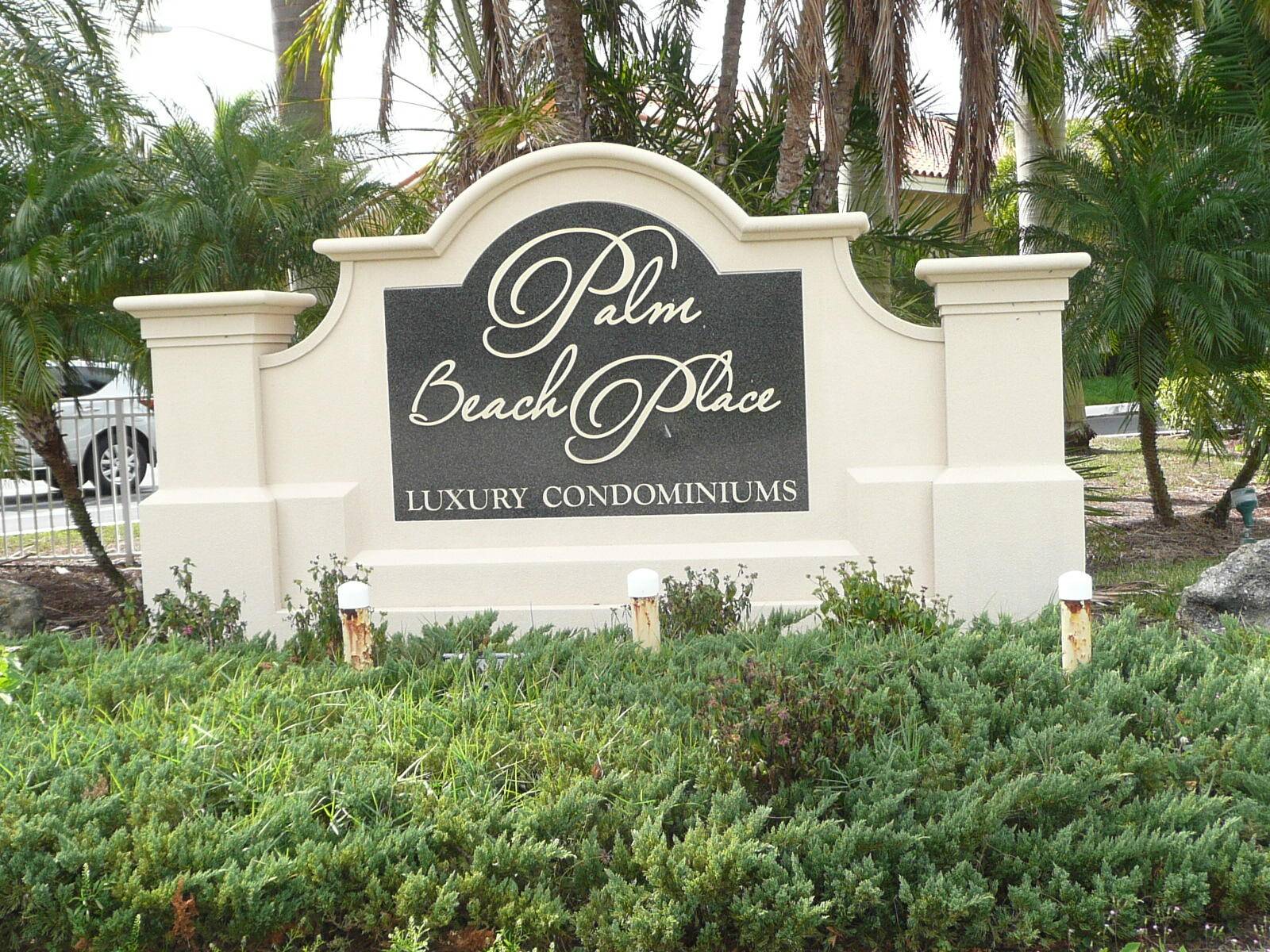 Beautiful condominium in the heart of West Palm Beach, Terrace overlooks a beautiful lake.