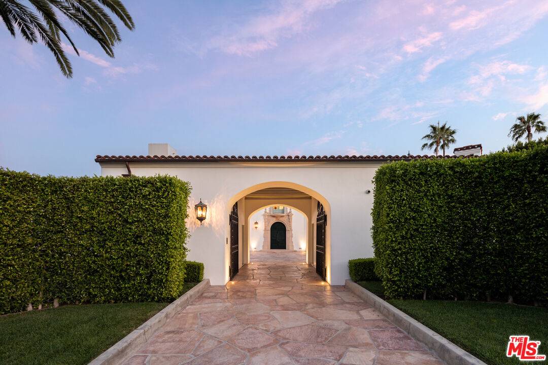 9240 ROBIN DR Hollywood Hills East LA