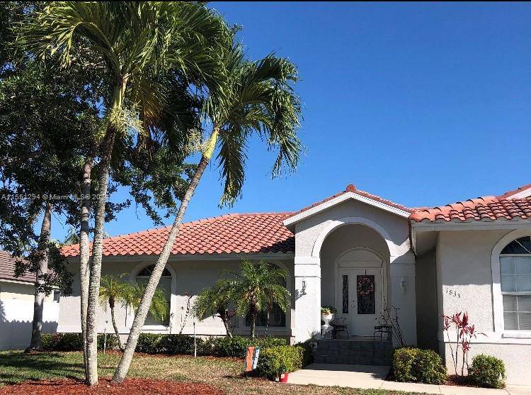BEAUTIFUL SPACIOUS 3BR 2BATH, RENOVATED NEW FLOORS, NEW KITCHEN AND BATHROOMS WITH QUARTZ COUNTER TOP AND CABINETS CRAFT MATE, NEW FLOORS AND RECENTLY PAINTED.