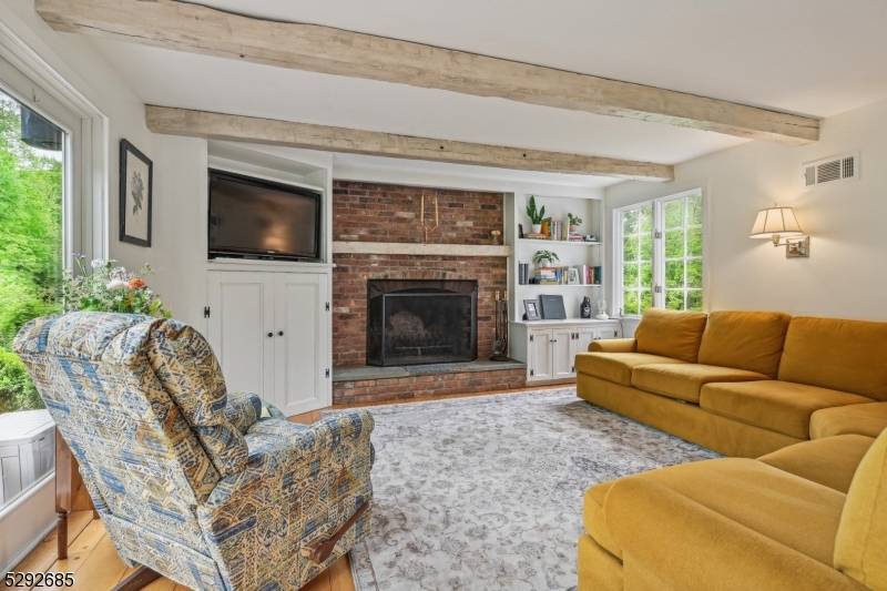 Welcome to your peaceful retreat in the heart of Mendham Twp !