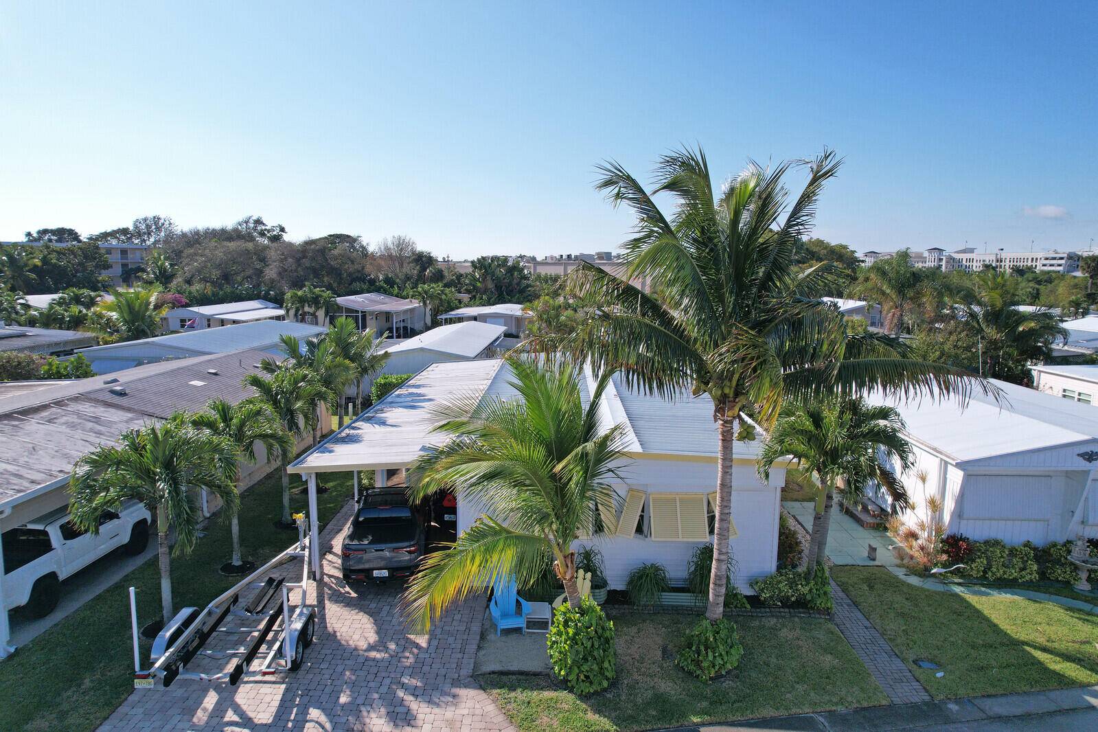 Welcome to the ''Surf Shack'' in Jupiter River Park where you own your land and are less than 1 mile to the beach !