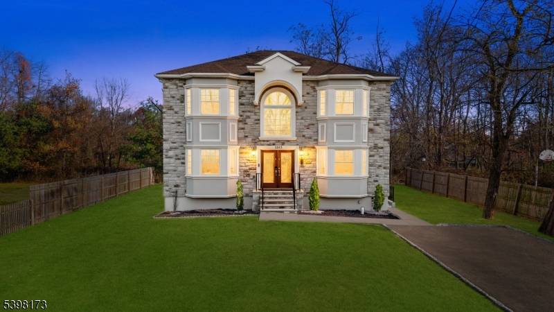 Let's welcome this newer construction only three years young to the market.