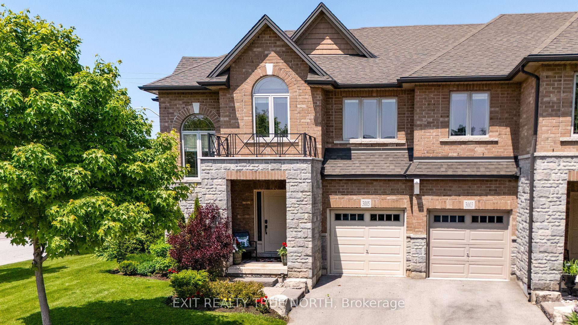 Welcome to 3005 Glover Lane, a stunning end unit townhome in a highly sought after Burlington neighbourhood.