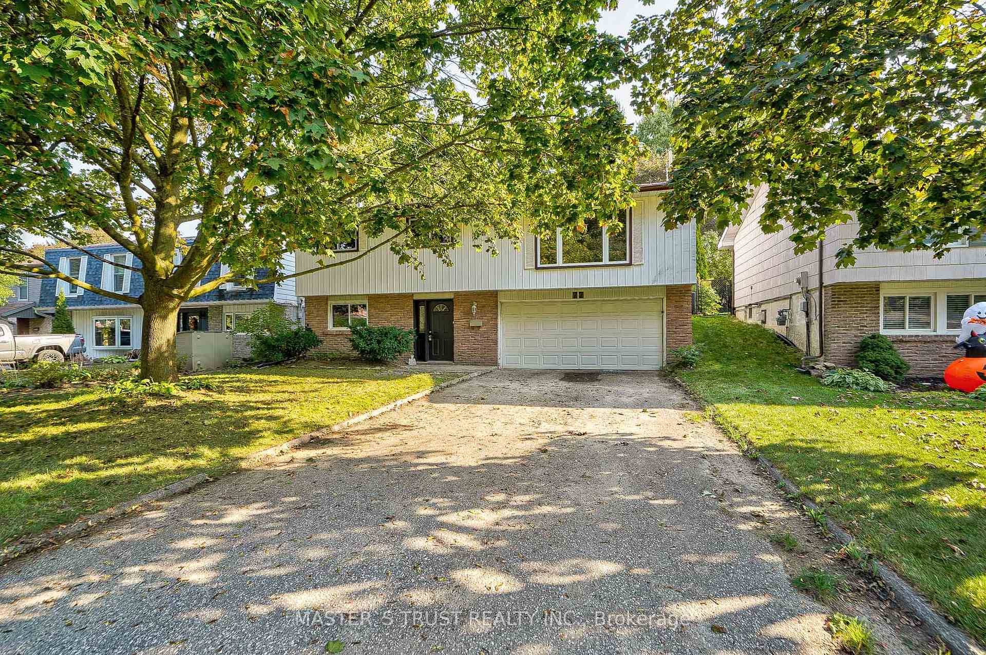 Spacious Raised Bungalow On A Prem.