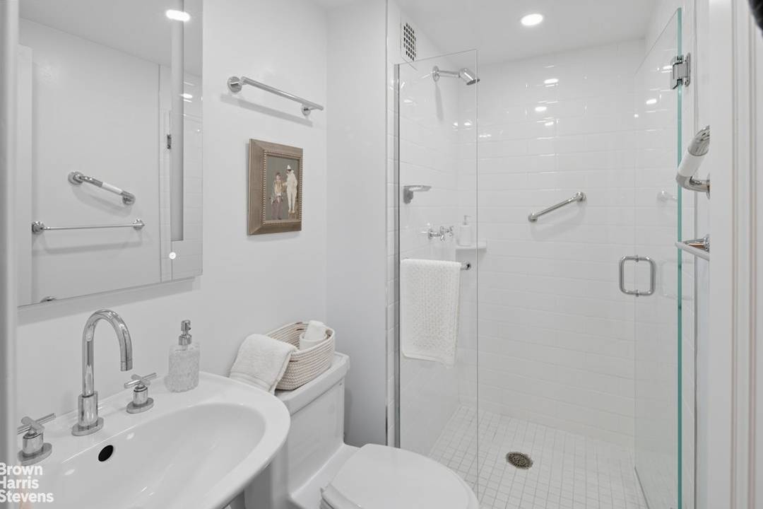 This perfect two bedroom, two bathroom apartment has stunning views of The Metropolitan Museum of Art and Central Park from every room.