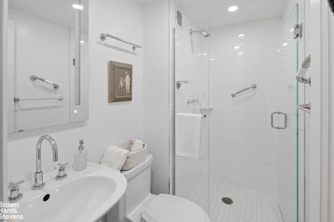 This perfect two bedroom, two bathroom apartment has stunning views of The Metropolitan Museum of Art and Central Park from every room.