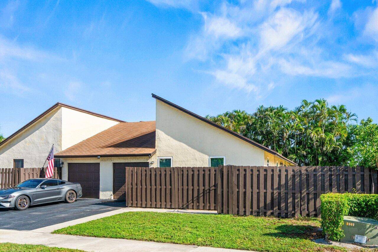 Vaulted Ceilings, Private Yard, Prime Location !