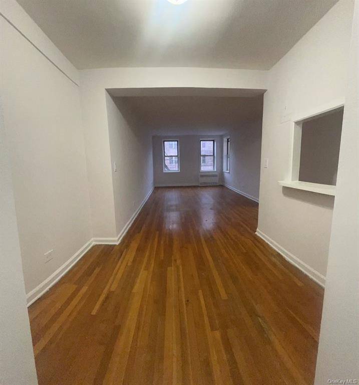 This 500 sq ft studio features hardwood floors, kitchen and bathroom situated in a quiet, well maintained, elevator building.