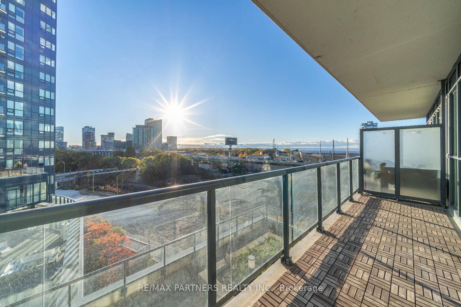 1 Parking amp ; 1 Locker Included, 1 Bedroom Unit With Balcony, Modern Finishes With 9 Ft Ceiling, Gracious Living Dining Area, Open Concept Kitchen W Granite Counter Top And ...