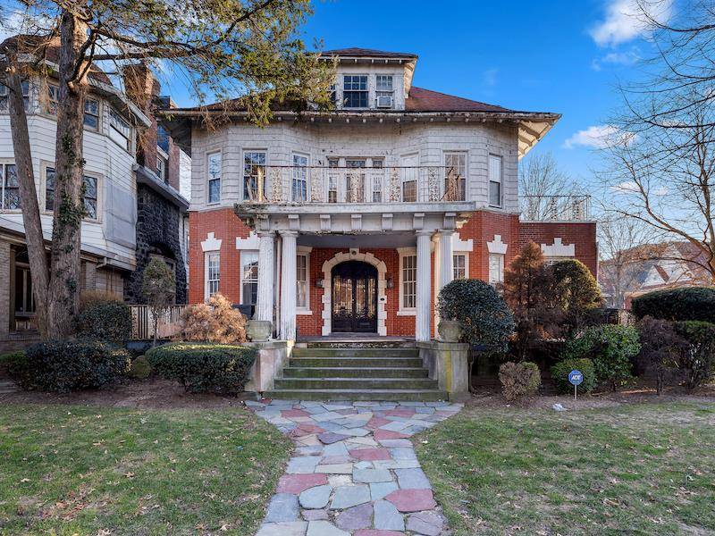 100 Albemarle Road is a rare Neo Georgian brick and shingle home built circa 1909 1910.