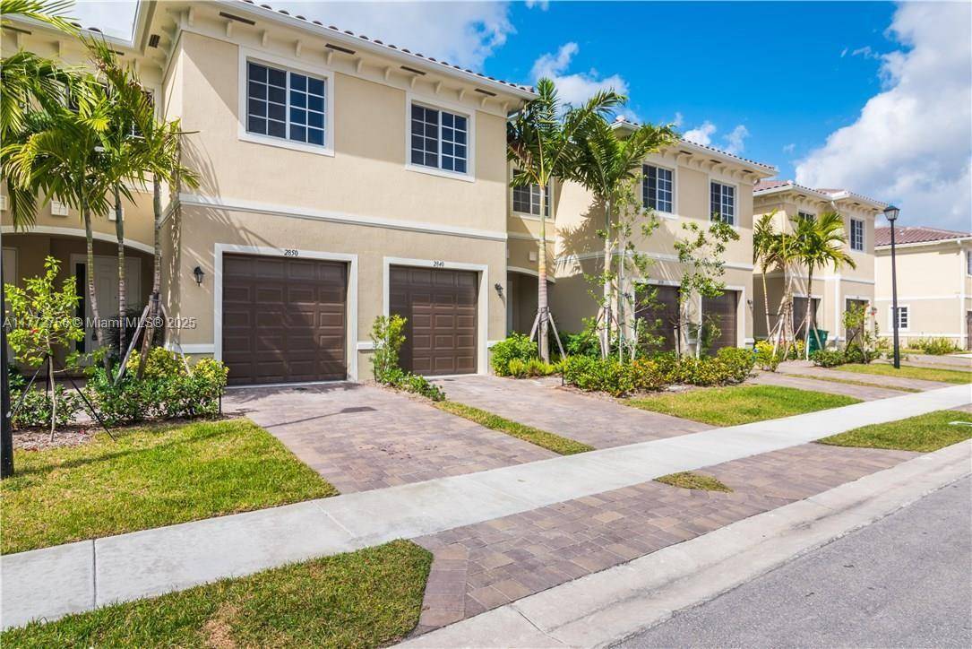 This spacious 2 story townhouse with 3 bedrooms and 2.