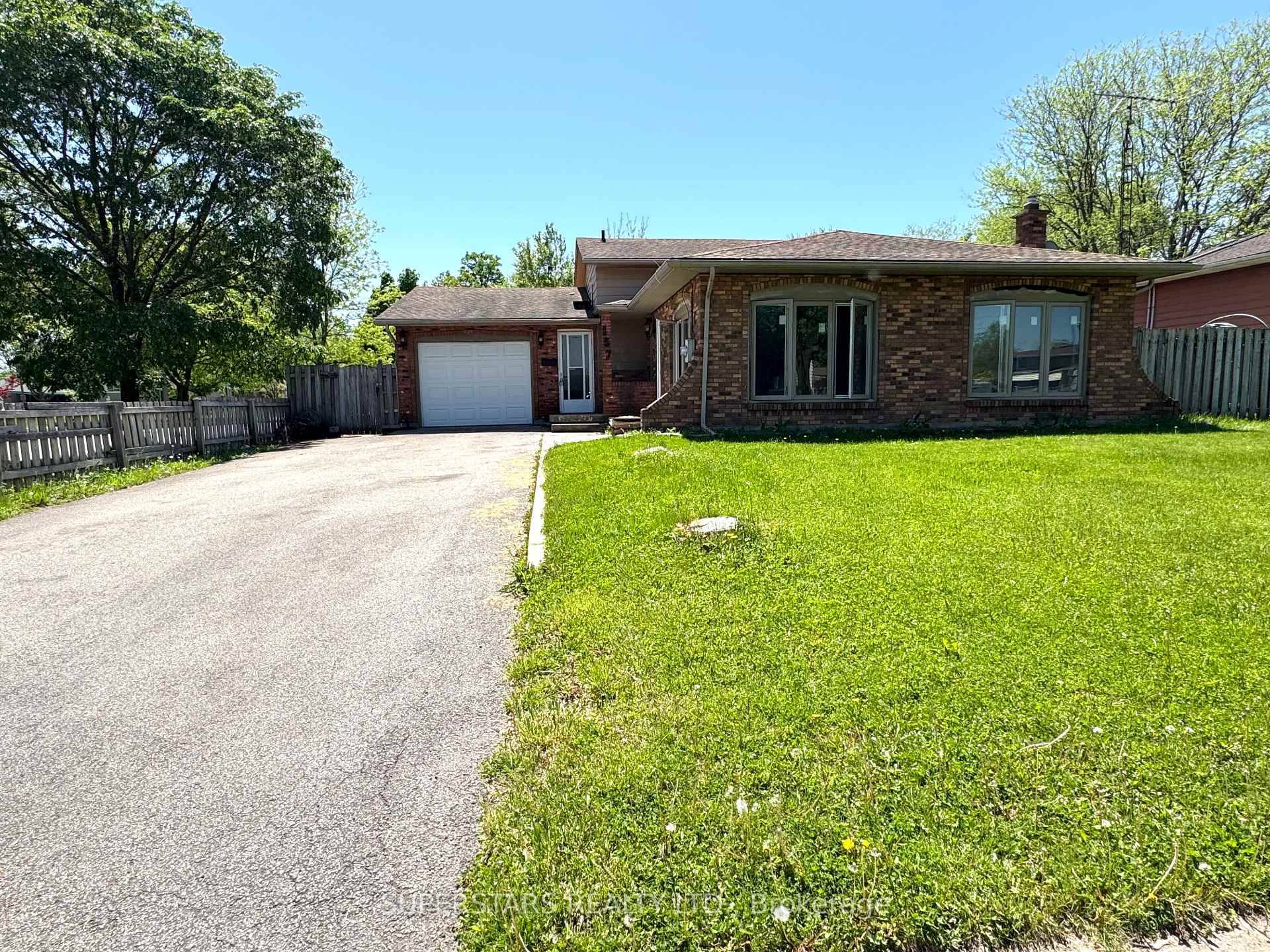 Welcome to 157 Rolling Acres Dr, situated in a desirable and established neighbourhood.
