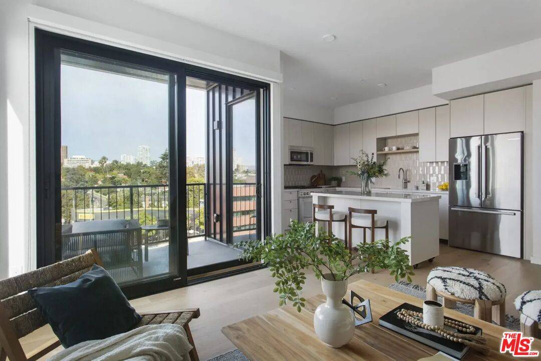 10310 Santa Monica Blvd 2BR Beverlywood La