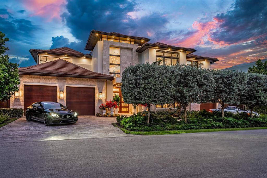 TIMELESS WATERFRONT MASTERPIECE IN EXCLUSIVE HARBOR BEACH !