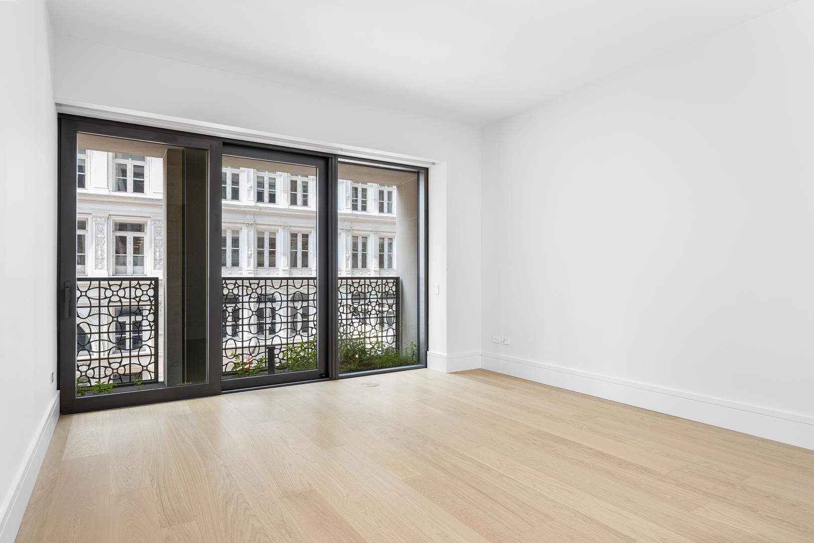 Be captivated by this exclusive half floor residence, bathed in abundant natural light and presenting awe inspiring southern panoramas framed by the signature planted loggias of Flatiron House.