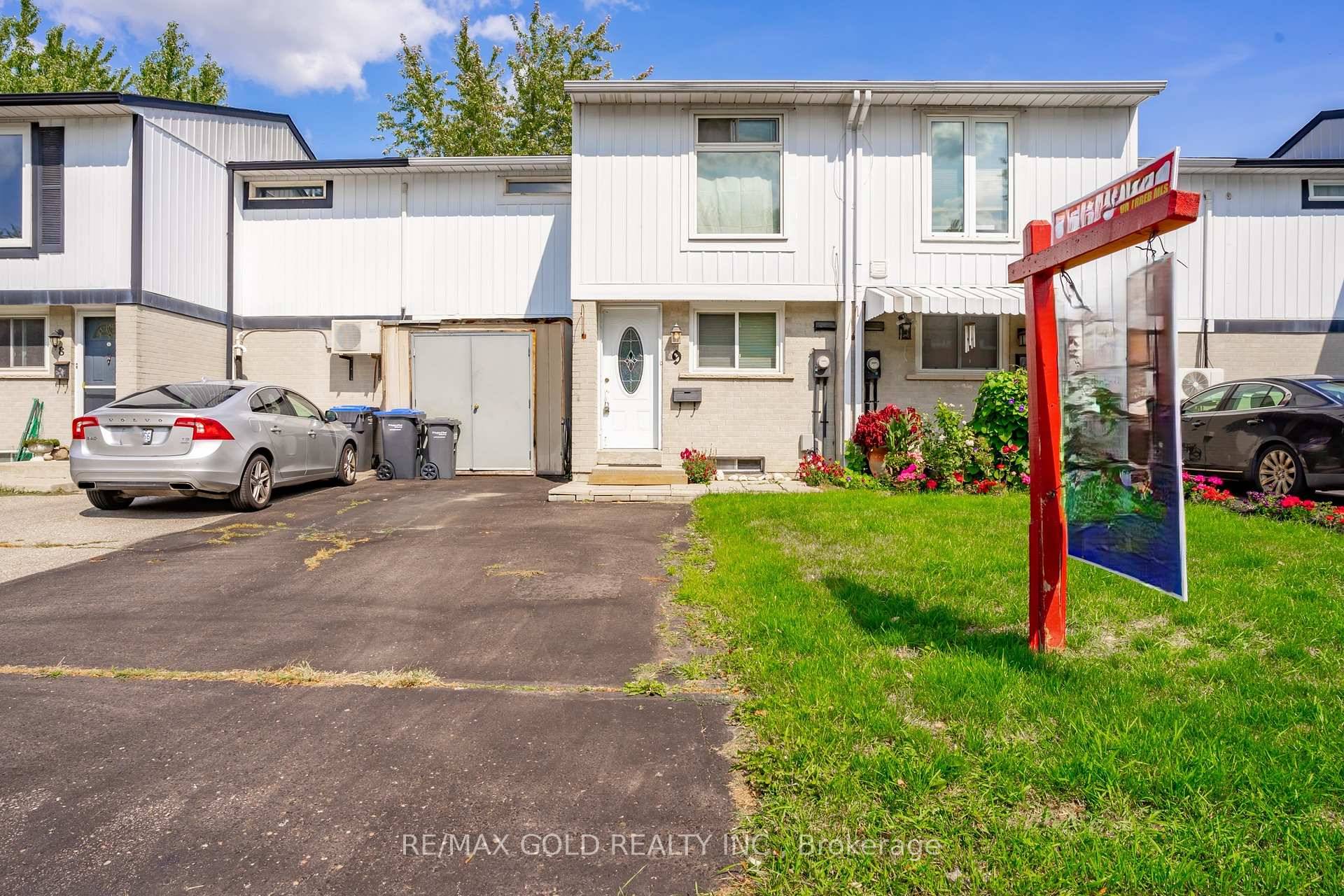 Welcome to 9 Gladstone Square, Brampton !