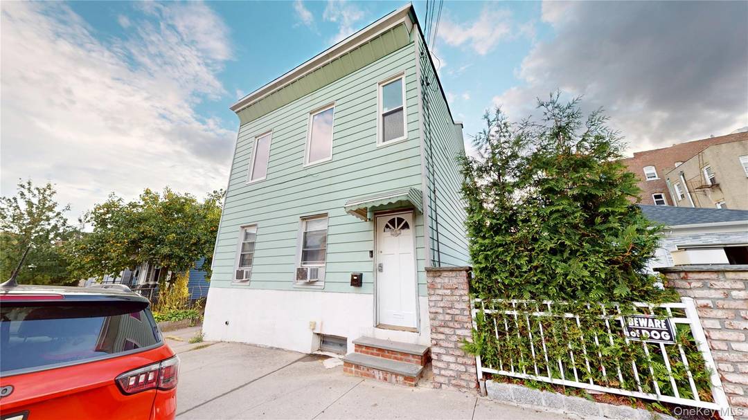 This is an amazing opportunity to rent close to Columbus elementary school and have parking while also having 4 bedrooms.