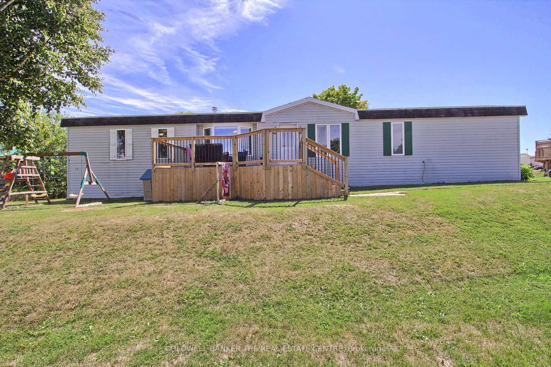 Welcome to this spacious 3 bedroom, 2 bathroom modular home in a quiet, family friendly neighbourhood.