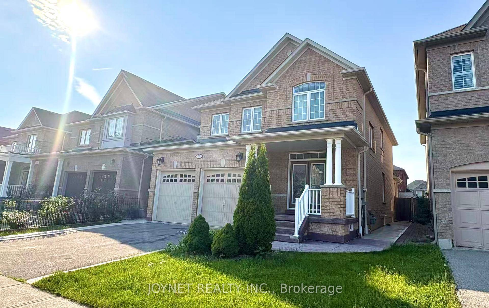 Cozy, Well Maintained, Sunlight Filled 4 Bedroom, 4 Washroom.