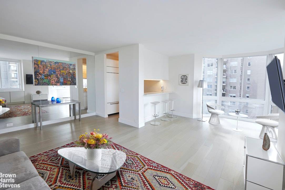 Located in one of the most prestigious white glove condominiums on the Upper East Side, this wonderfully positioned and expansive one bedroom, 1.
