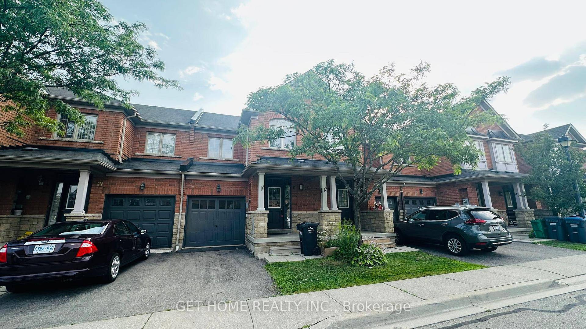 Beautifully maintained Townhouse for Lease in Prime Heartland Location !