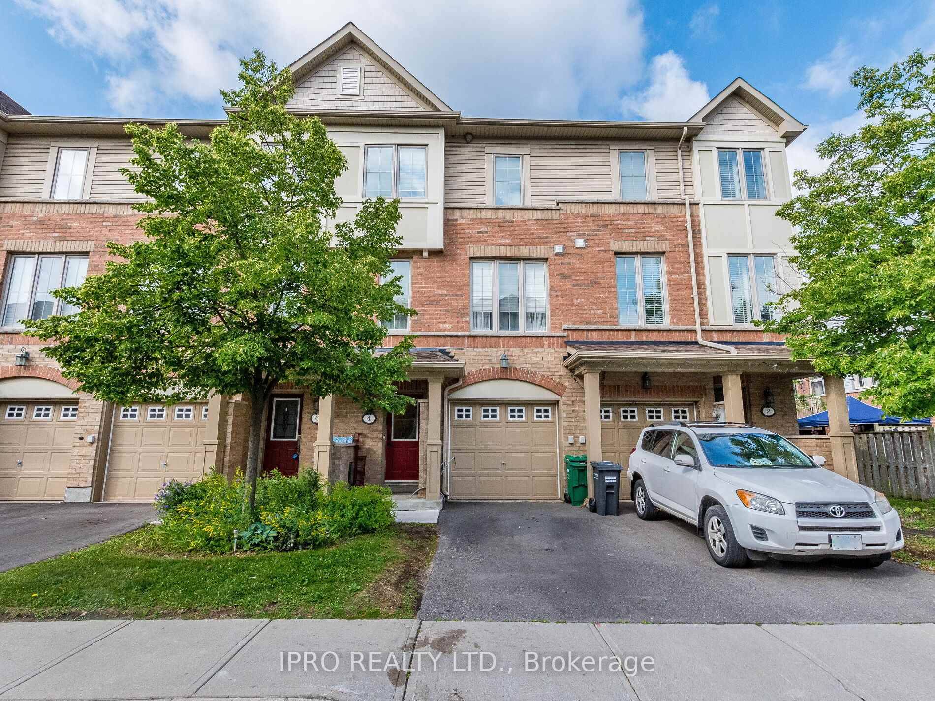 Stunning Executive Townhome in Heathwoods Prestigious Terracotta Village !