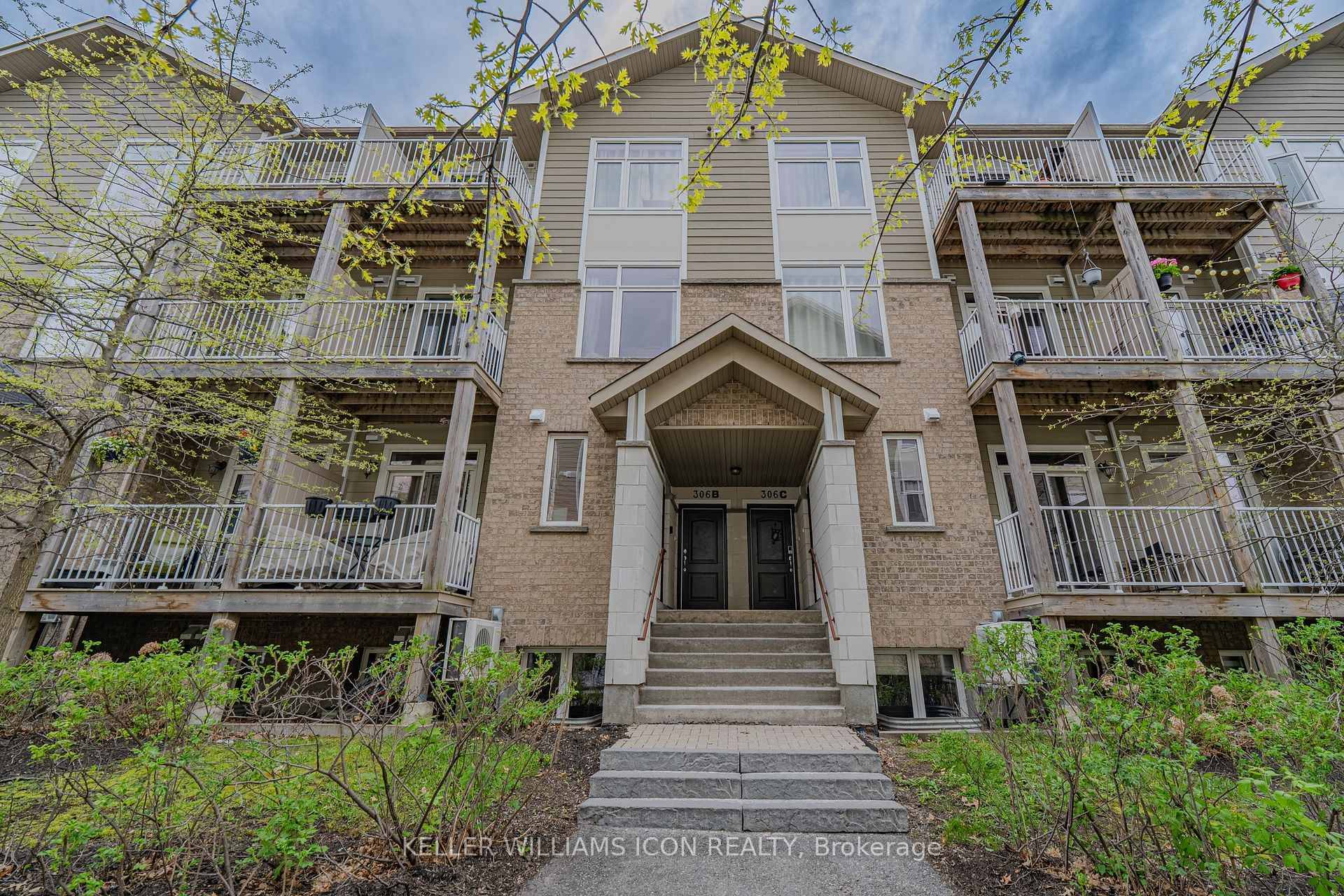 Low fee 2 Bedroom Stacked Town home in Prime Location Close to Alta Vista !