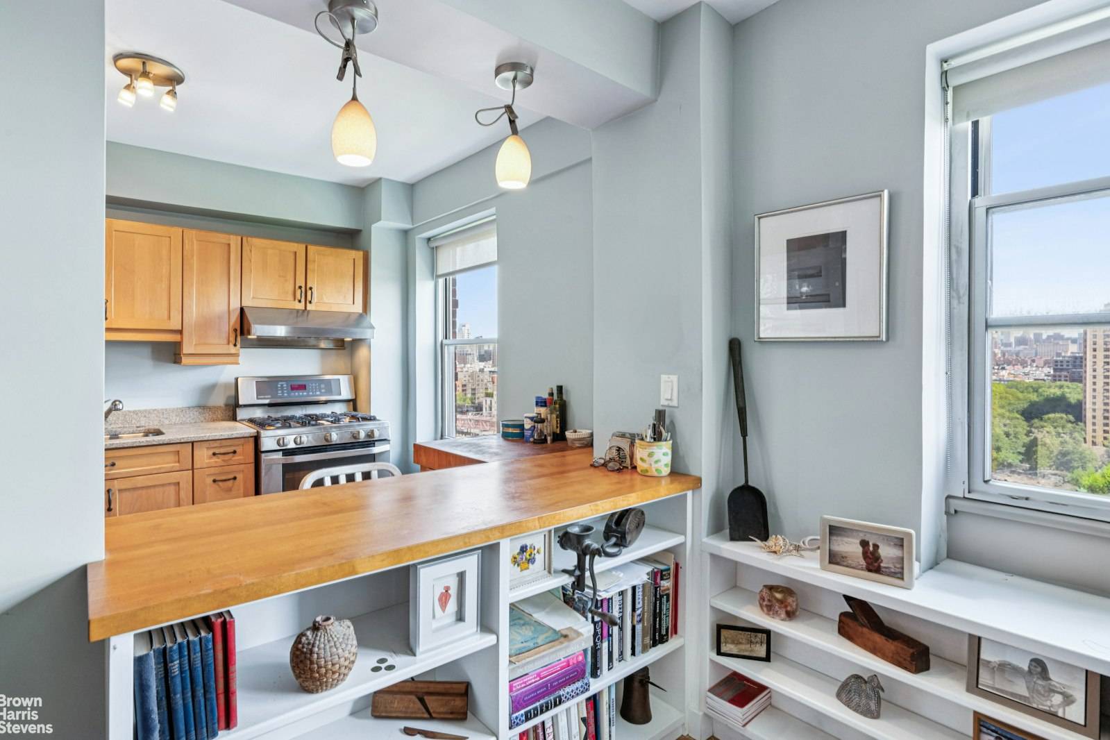 Spacious studio with stunning midtown skyline views !