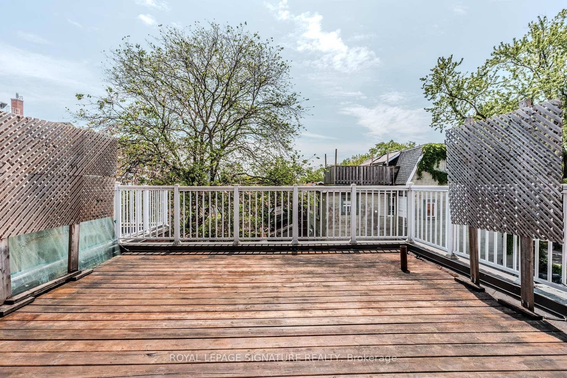 Bright and spacious 2 bedroom apartment with an incredible outdoor terrace !