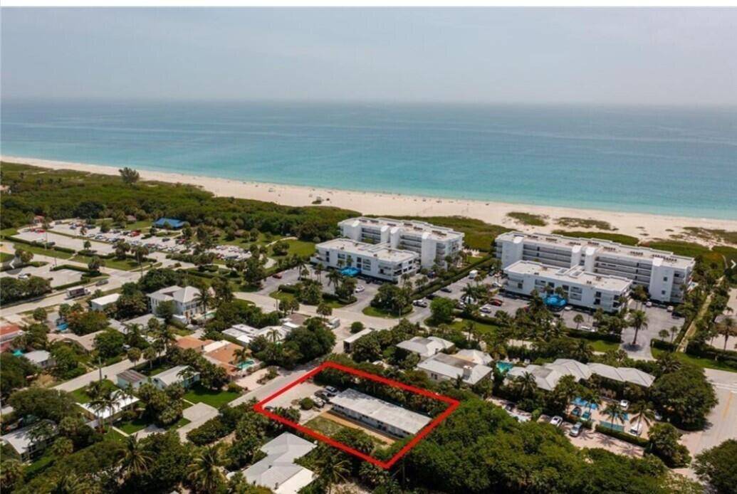 Lots of possibilities ! This 4 unit condo building can be divided into 2 two bedroom units, or expanded to increase the square footage of each unit !