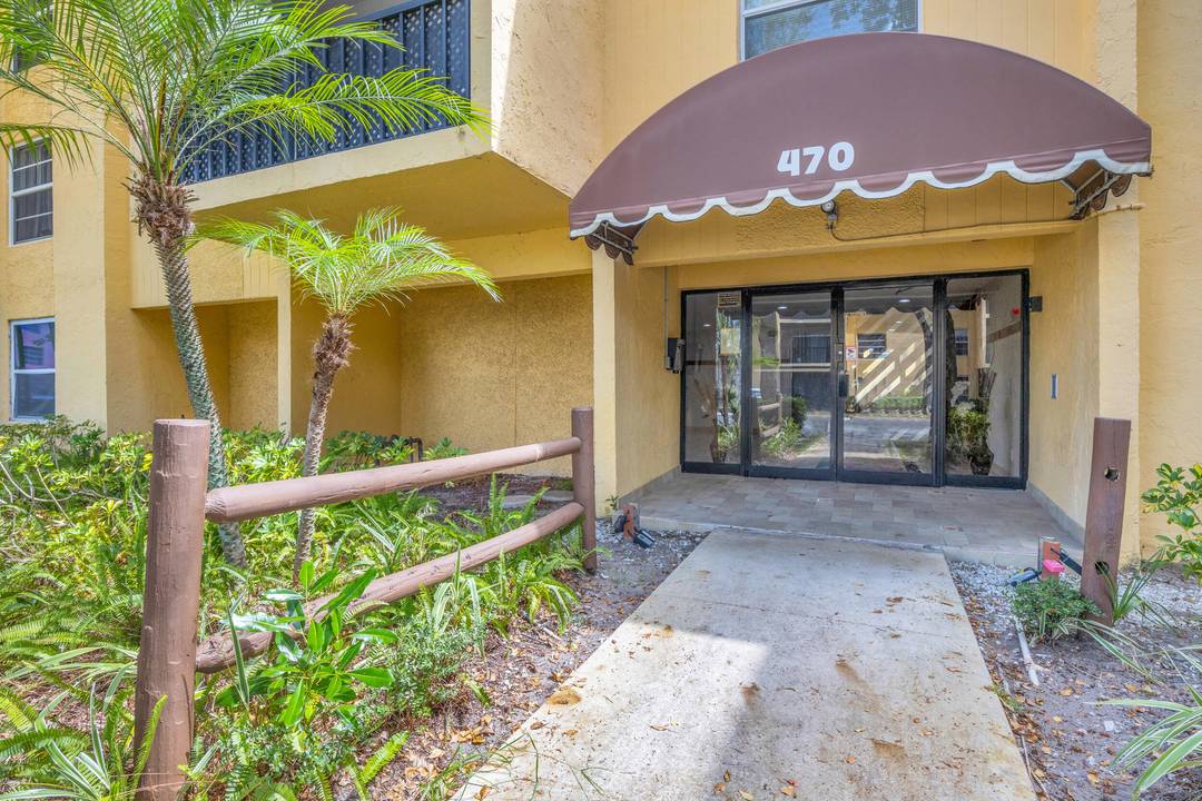 Location says it all when it comes to Casa Del Rio and this home that neighbors FAU.